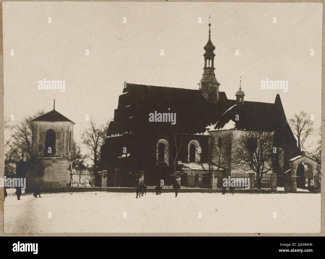 Zwoleń – iglesia de la Fiesta de la Santa Cruz – vista general del edificio en un paisaje invernal desde el suroeste desconocido Foto de stock