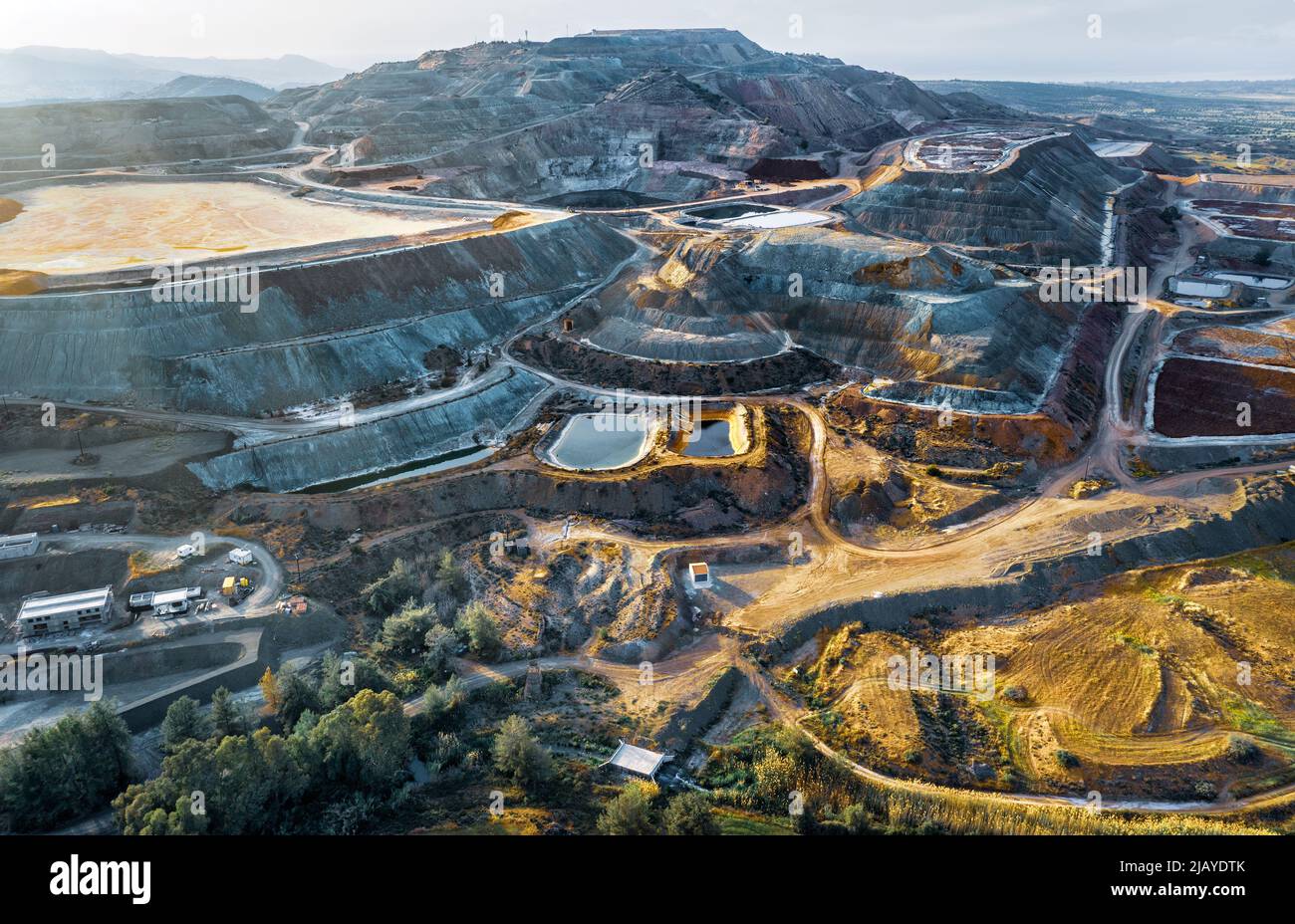 Panorama aéreo de la mina de cobre y la planta procesadora de mineral en Skouriotissa, Chipre Foto de stock