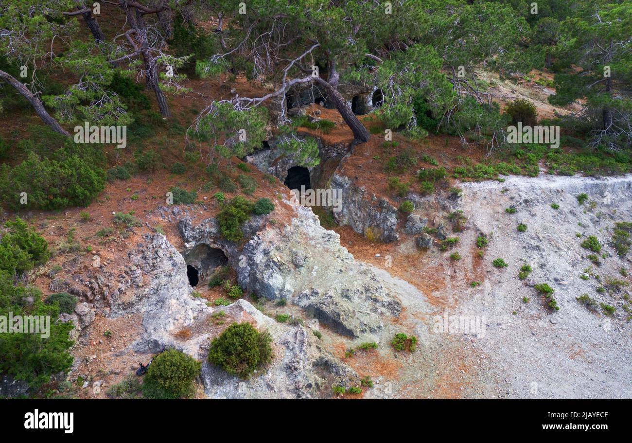 Abandonadas minas subterráneas de magnesio en Akamas penisula, Chipre Foto de stock