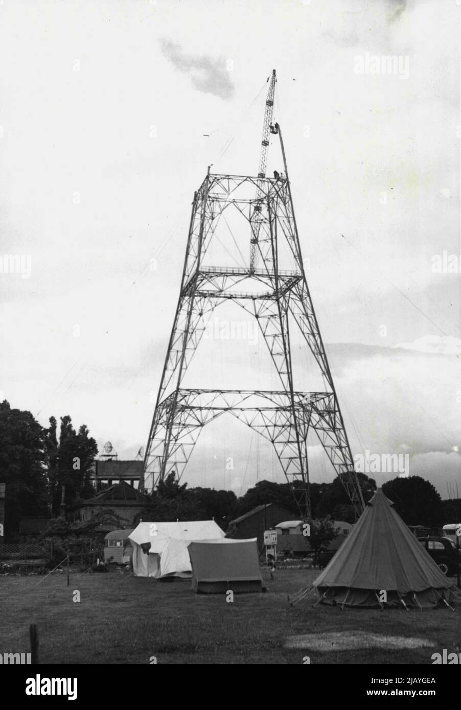 Progreso en la 'Torre Eiffel de Londres' -- Una vista general del sitio de la nueva estación de televisión en Crystal Palace, en lo alto de una colina de 300 pies, mostrando el progreso del nuevo mástil, que ahora ha alcanzado el escenario de mitad de camino. El trabajo en la 'Torre Eiffel de Londres', el enorme mástil de la nueva estación de televisión Crystal Palace, ha llegado a la mitad del escenario. Al igual que la Torre Eiffel ramous de París, este mástil, que ya es una de las marcas del sur de Londres, ya que se eleva desde la cima de una colina de 300 pies, es una construcción tardía. Una vez completado el mástil será de 640 pies de altura, con una antena de 100 pies, haciendo Foto de stock