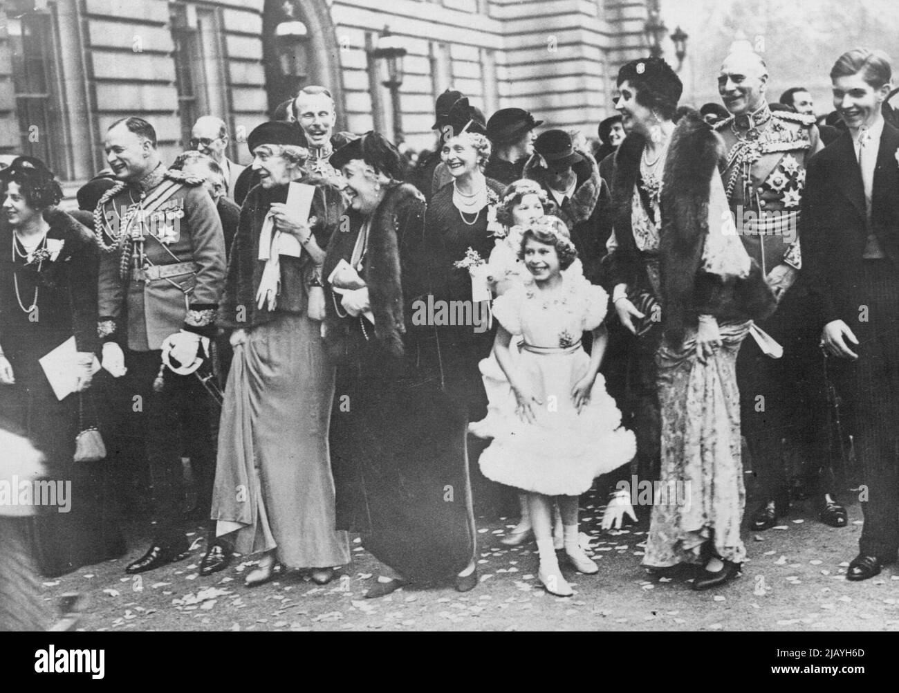 Los invitados de la boda real se reunieron en el Forscourt del Palacio de Buckingham, para la cama de despedida al duque y a la duquesa de Gloucester mientras conducían a la estación de St. Pancras en la ruta para su Honymon - un grupo feliz viendo los puentes y el novio salir del palacio. L a R. Lady Maud Carnegie, la Marquesa de Cambridge, la Princesa Marie Louise (detrás de la cual está Lord Carnegie), la Princesa Helena Victoria, la Condesa de Athlane, la Princesa Elizabeth y detrás de ella, Lady Mary Cambridge, Lady Patricia Ramsay, el Conde de Athlone, y el Sr. A. Ramsay. 6 de noviembre de 1935. (Foto de Sports & General Press Agency Foto de stock