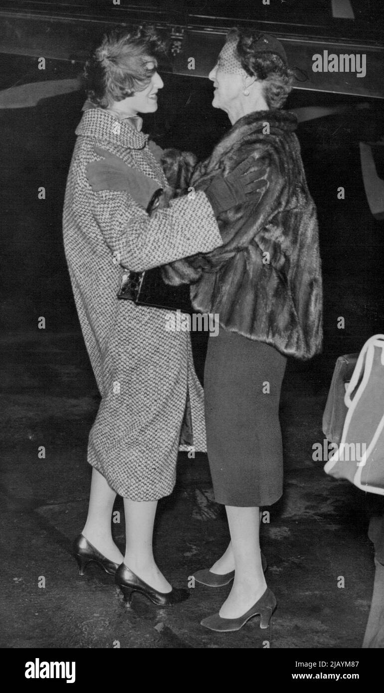 La princesa da la bienvenida a su madre -- la princesa Alexandra tiene un abrazo de bienvenida para su madre, la duquesa de Kent, llegando al aeropuerto de Londres desde Atenas esta noche (jueves). La duquesa estaba en casa después de pasar unas vacaciones en Grecia. 02 de diciembre de 1954. (Foto de Reuterphoto) Foto de stock