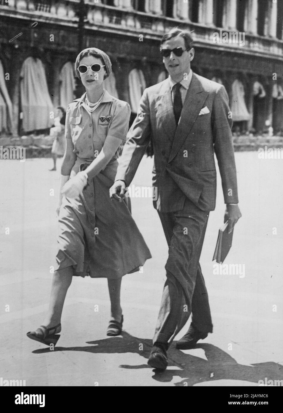 El duque y la duquesa de Kent tienen sus vacaciones de verano en Venecia -- el duque y la duquesa de Kent para strell mientras se vacían en Venecia. Se hospedan en el Hotel en el Gran Canal mientras visitan la Citta dei Dogi. 5 de agosto de 1939. (Foto de Sport & General Press Agency, Limited). Foto de stock