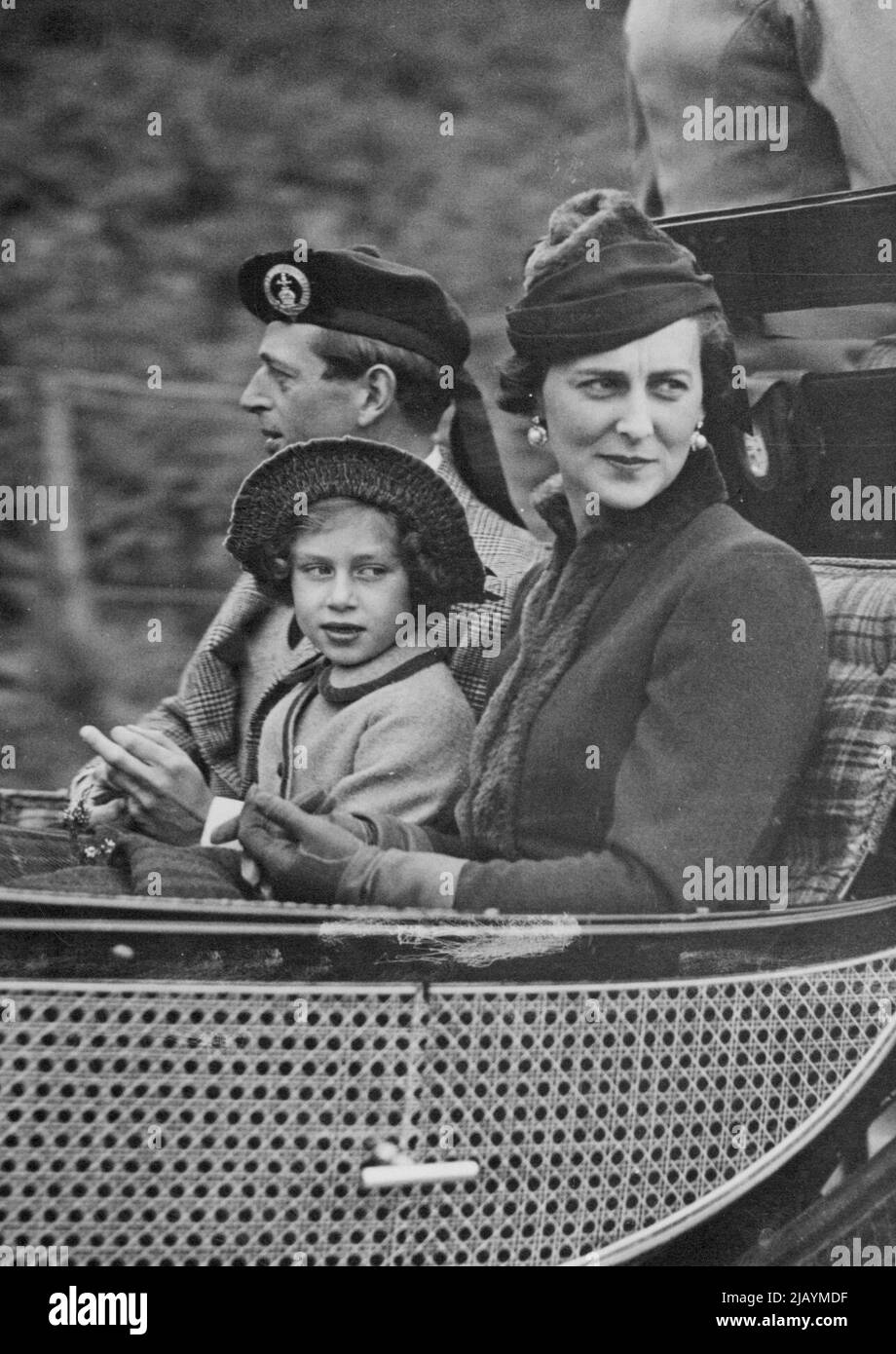 Rey y Reina acompañados por duque y duquesa de Kent en el Servicio -- el duque y duquesa de Kent conduciendo a la Iglesia de Crathie ayer. Entre ellos está la Princesa Margaret Rose. El rey y la reina fueron acompañados por el duque y la duquesa de Kent cuando conducían ayer a la iglesia Crathie desde Balmoral. 4 de octubre de 1937. (Foto de Topical Press). Foto de stock