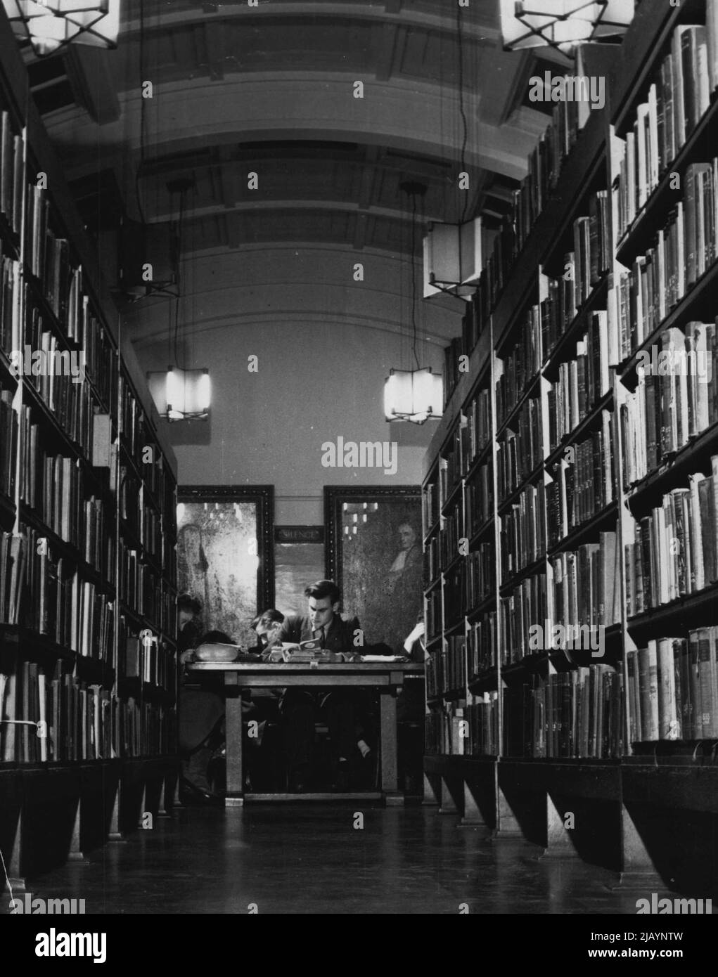 La Universidad del Hombre de Trabajo. El primer Politécnico. El Politécnico  tiene una Biblioteca Central que es libre hoy los estudiosos y disponible a  los estudiantes de la noche para un chelín