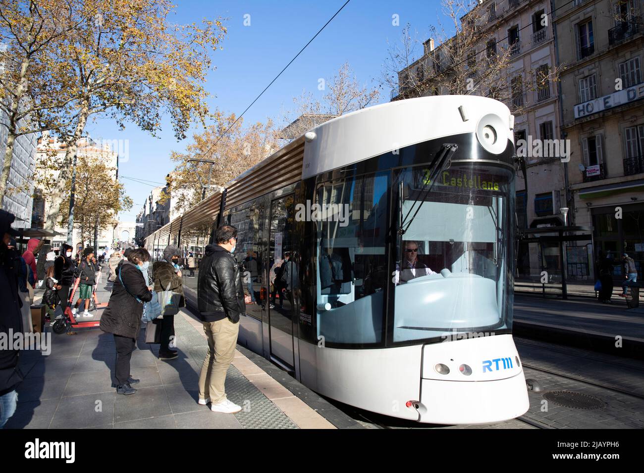 Red de tranvías en Marsella, Francia, el 6 de diciembre de 2021. La moderna red de tranvías de la ciudad consta de tres líneas, que prestan servicio a 32 estaciones y operan a más de 15,8 kilómetros (9,8 millas) de ruta, inaugurado el 2007 de julio. Fotografía de Bénédicte Desrus Foto de stock