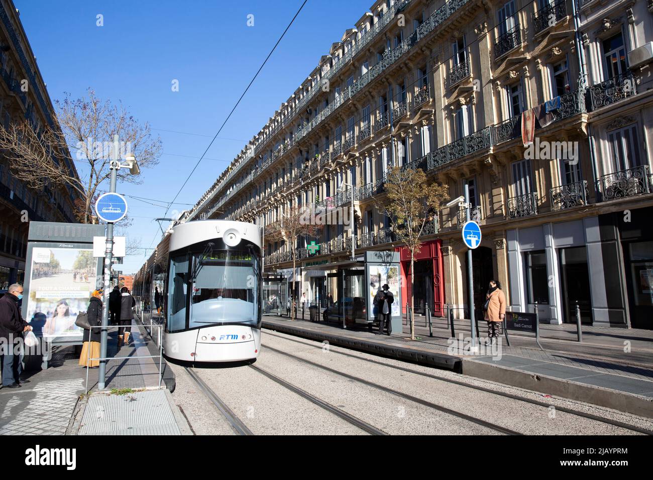 Red de tranvías en Marsella, Francia, el 6 de diciembre de 2021. La moderna red de tranvías de la ciudad consta de tres líneas, que prestan servicio a 32 estaciones y operan a más de 15,8 kilómetros (9,8 millas) de ruta, inaugurado el 2007 de julio. Fotografía de Bénédicte Desrus Foto de stock