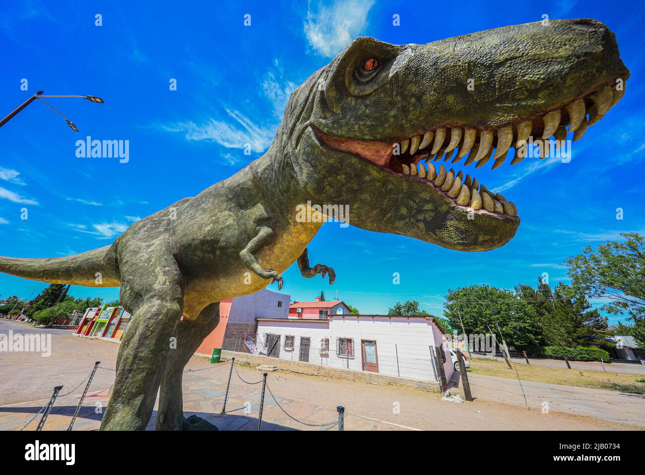 Una escultura de dinosaurio Tyrannosaurus rex en Esqueda, México. Pueblo  Esqueda en el estado de Sonora México. Dinosaurios ornitópodos  hadrosáuroides. Yamatosaurus, Paleontología y el pasado de la vida en la  Tierra a
