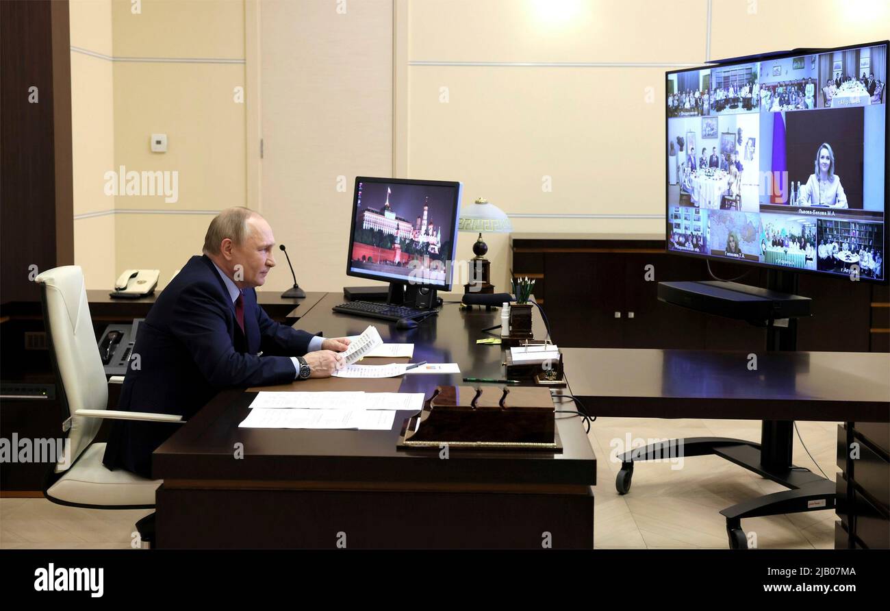 Moscú, Rusia. 01st de junio de 2022. El presidente ruso Vladimir Putin celebra una videoconferencia para presentar la Orden de la Gloria de los Padres a las grandes familias el Día Internacional del Niño, desde la residencia presidencial en Novo-Ogaryovo, el 1 de junio de 2022, fuera de Moscú, Rusia. Crédito: Mikhail Metzel/Kremlin Pool/Alamy Live News Foto de stock