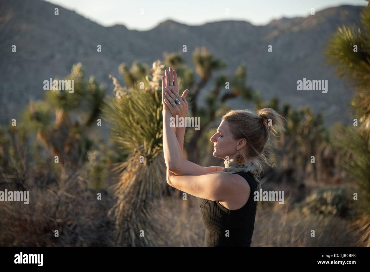 Yoga en un pequeño pueblo desértico en California. Foto de stock