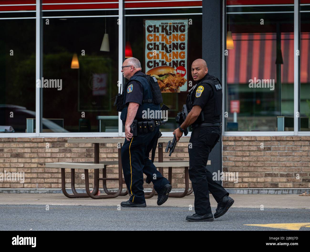 La policía busca a un pistolero después de un tiroteo en un salón de uñas  en una zona comercial muy concurrida. Los informes de un shooter activo en  un Walmart se convirtieron