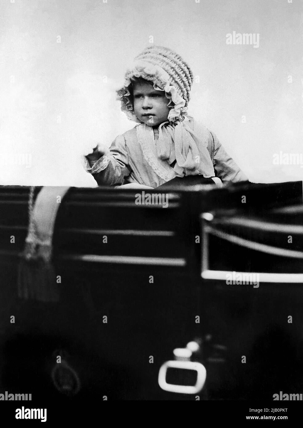 La princesa Elizabeth de Gran Bretaña, de dos años, es vista en un lugar desconocido, en 1928 Foto de stock