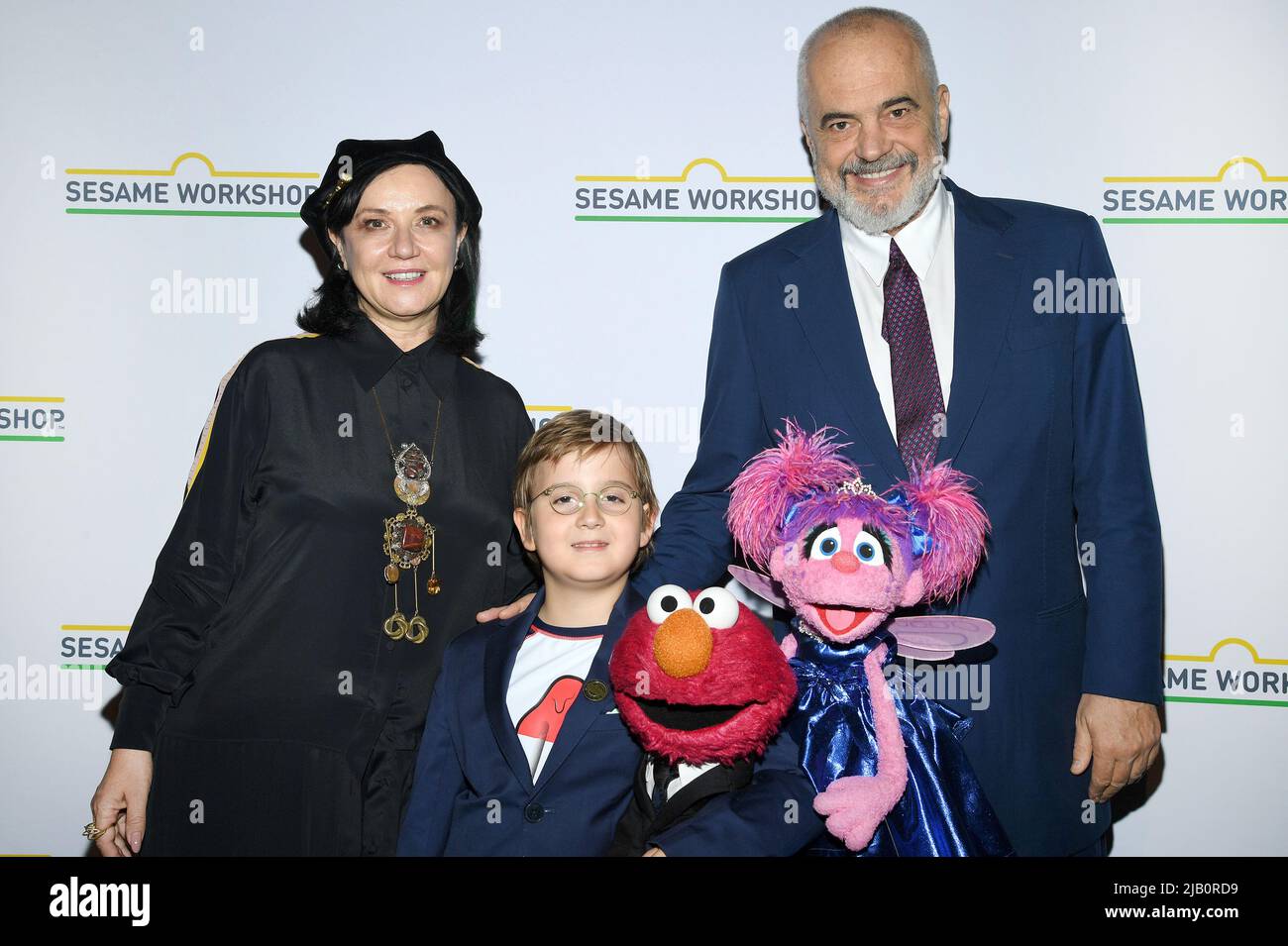 Nueva York, Estados Unidos. 01st de junio de 2022. Linda Rama (l), Primera  Ministra de Albania EDI Rama y Zaho Rama posan con los personajes de Sesame  Street Elmo y Abby Cadabby