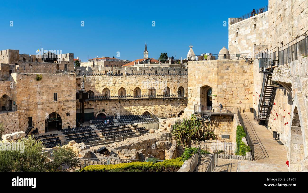 Jerusalén, Israel - 12 de octubre de 2017: Patio interior, paredes y sitio de excavación arqueológica de la fortaleza de la ciudadela de la Torre de David en la Ciudad Vieja Foto de stock