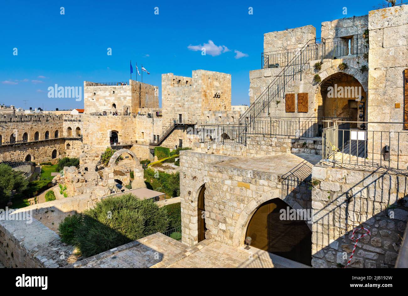 Jerusalén, Israel - 12 de octubre de 2017: Patio interior, paredes y sitio de excavación arqueológica de la fortaleza de la ciudadela de la Torre de David en la Ciudad Vieja Foto de stock