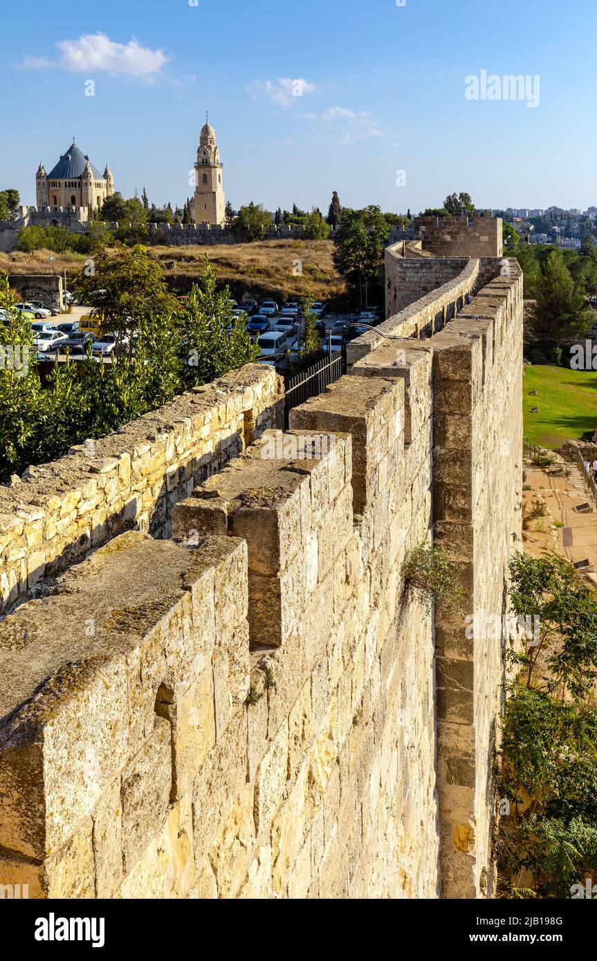Jerusalén, Israel - 12 de octubre de 2017: Murallas de la Ciudad Vieja sobre la calle Hativat Yerushalayim con el barrio armenio de Jerusalén Foto de stock