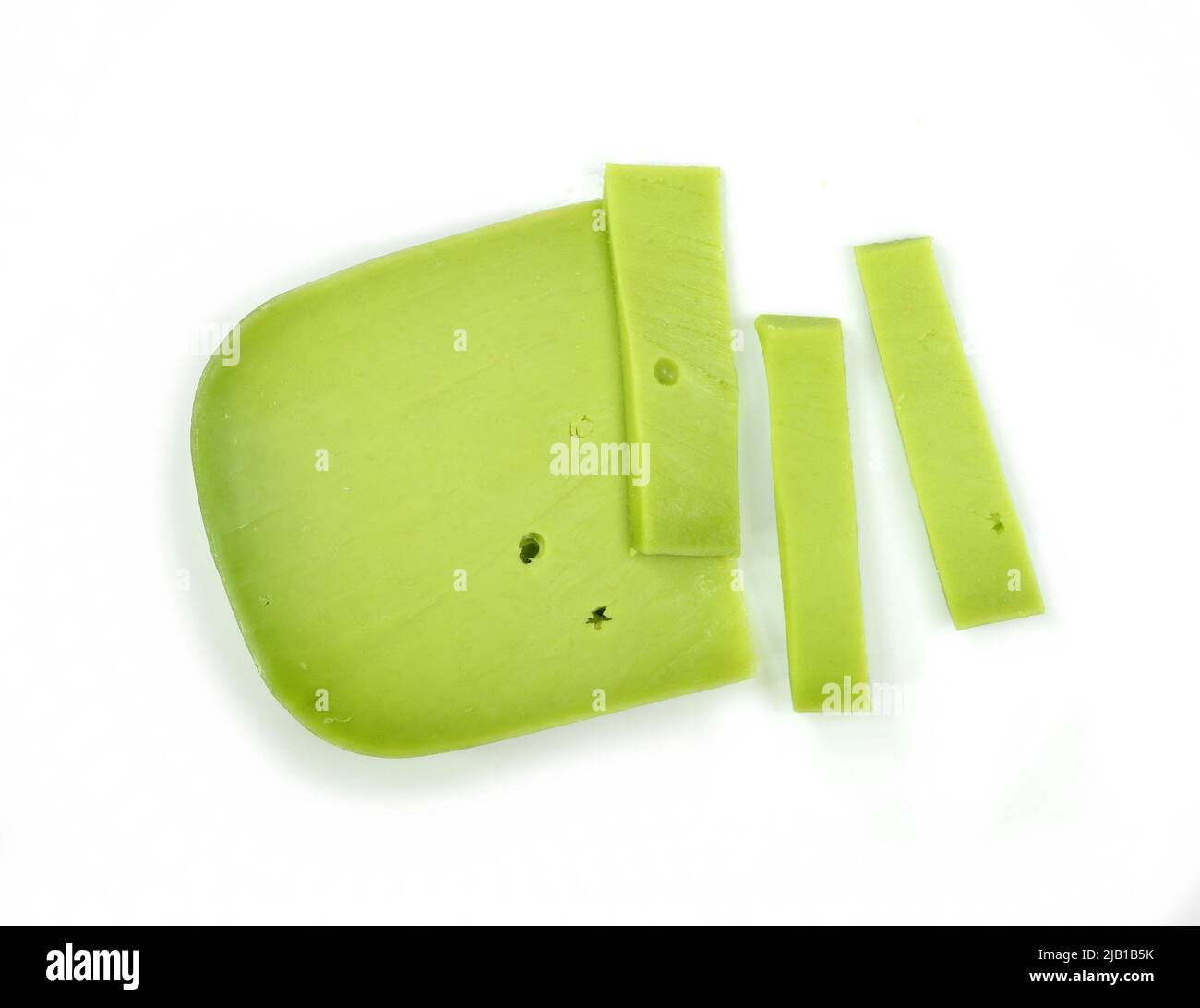 Bloque de queso duro con sabor a wasabi aislado sobre fondo blanco. Queso picante verde con