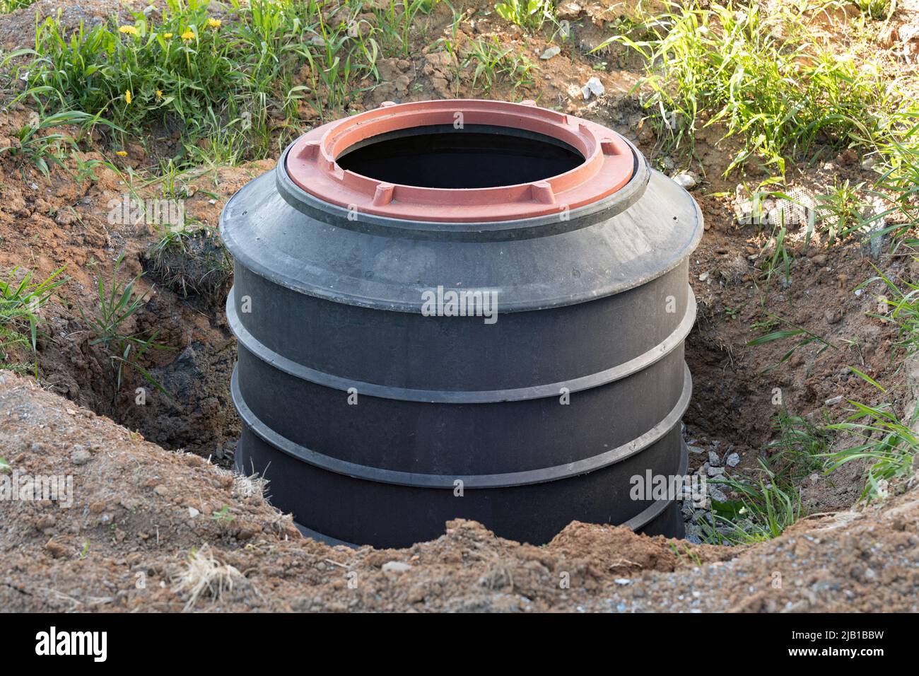 Instalación de un tanque subterráneo para el sistema de alcantarillado  Fotografía de stock - Alamy