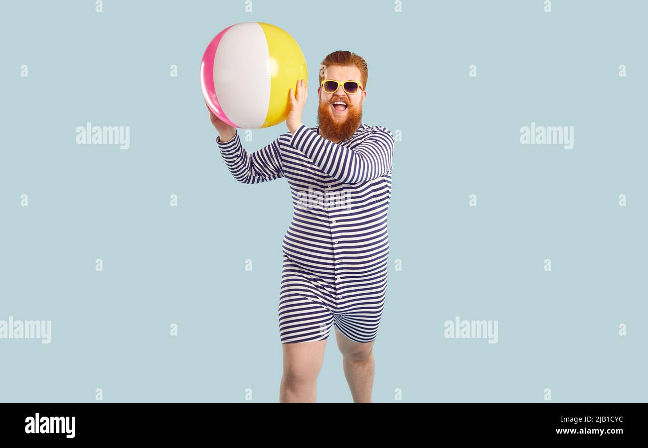 Divertido pelirrojo en traje de baño disfrutar de las vacaciones de verano Foto de stock