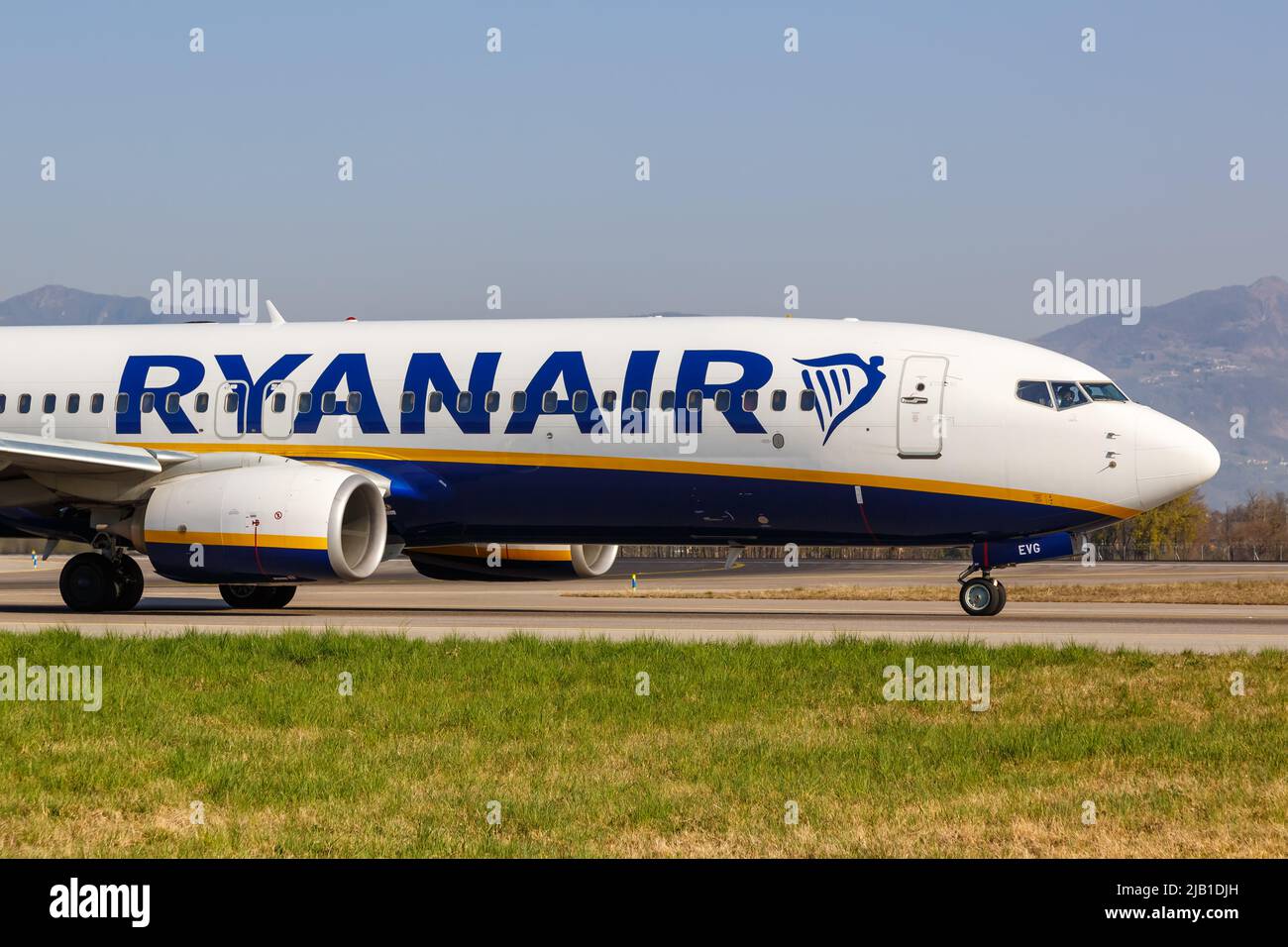 Bérgamo, Italia - 25 de marzo de 2022: Avión Ryanair Boeing 737-800 en el aeropuerto de Bérgamo (BGY) en Italia. Foto de stock