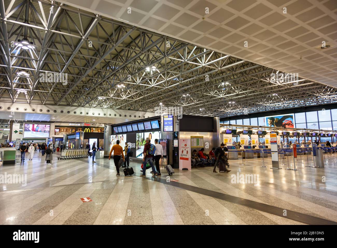 Milán, Italia - 25 de marzo de 2022: Terminal 1 del aeropuerto de Milán Malpensa (MXP) en Italia. Foto de stock