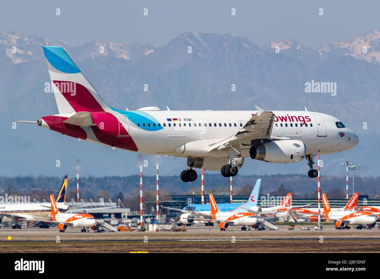 Milán, Italia - 24 de marzo de 2022: Avión Eurowings Airbus A319 en el aeropuerto de Milán Malpensa (MXP) en Italia. Foto de stock
