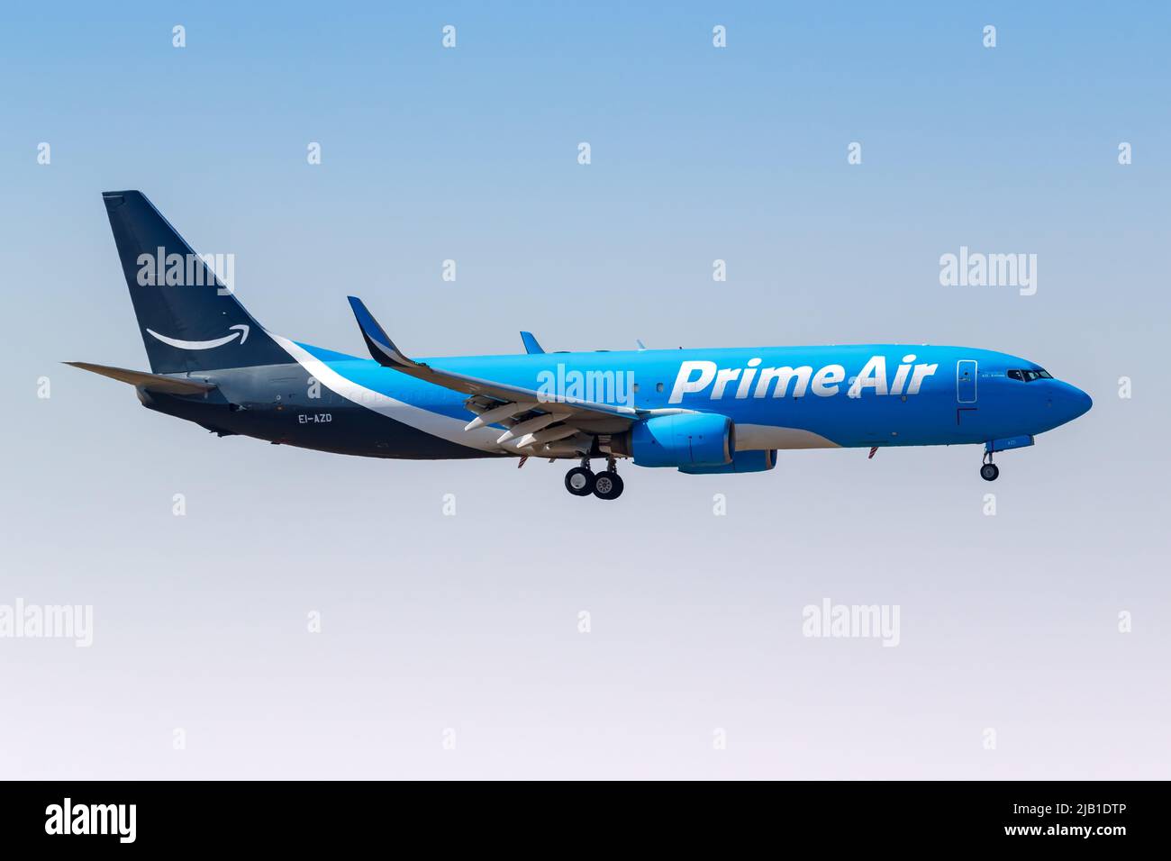 Milán, Italia - 24 de marzo de 2022: Avión Amazon Prime Air Boeing 737-800(SF) en el aeropuerto de Milán Malpensa (MXP) en Italia. Foto de stock