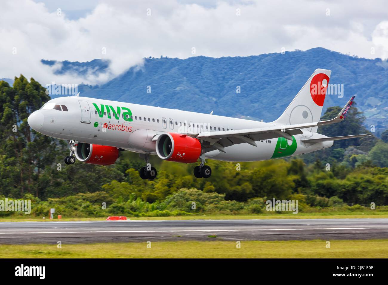 Medellín, Colombia - 19 de abril de 2022: Avión Viva Aerobus Airbus A320neo en el aeropuerto de Medellín Rionegro (MDE) en Colombia. Foto de stock