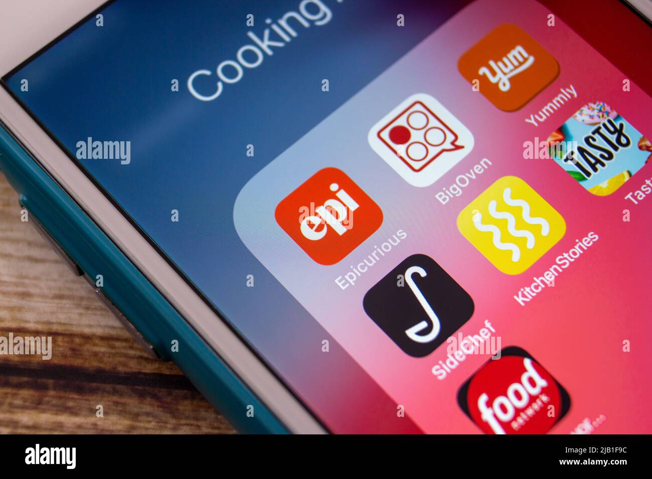 La marca Epicurious, digital se centra en la comida y la cocina relacionada con temas, con BigOven, Yummly, SideChef, Kitchen Stories, Tasty App & Food Network en iPhone Foto de stock