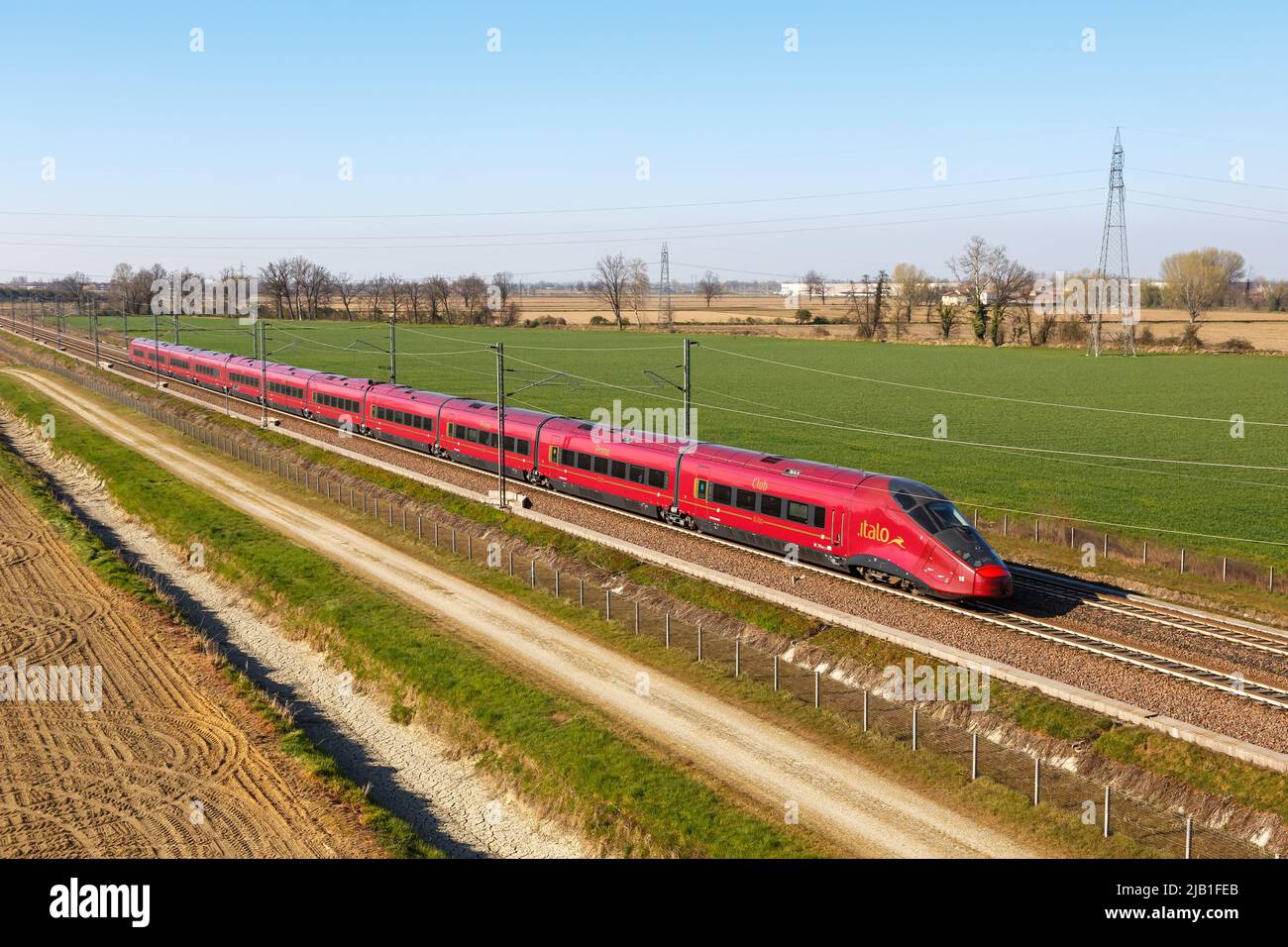 Melegnano, Italia - 24 de marzo de 2022: Italo AGV tren de alta velocidad de Nuovo trasporto Viaggiatori NTV en la línea de ferrocarril de alta velocidad de Milán - Bolonia Foto de stock