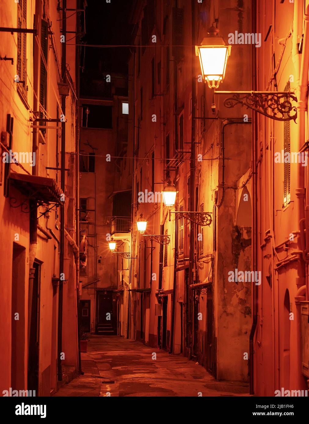 Noche calle estrecha con linternas vintage, San Remo, Italia Foto de stock