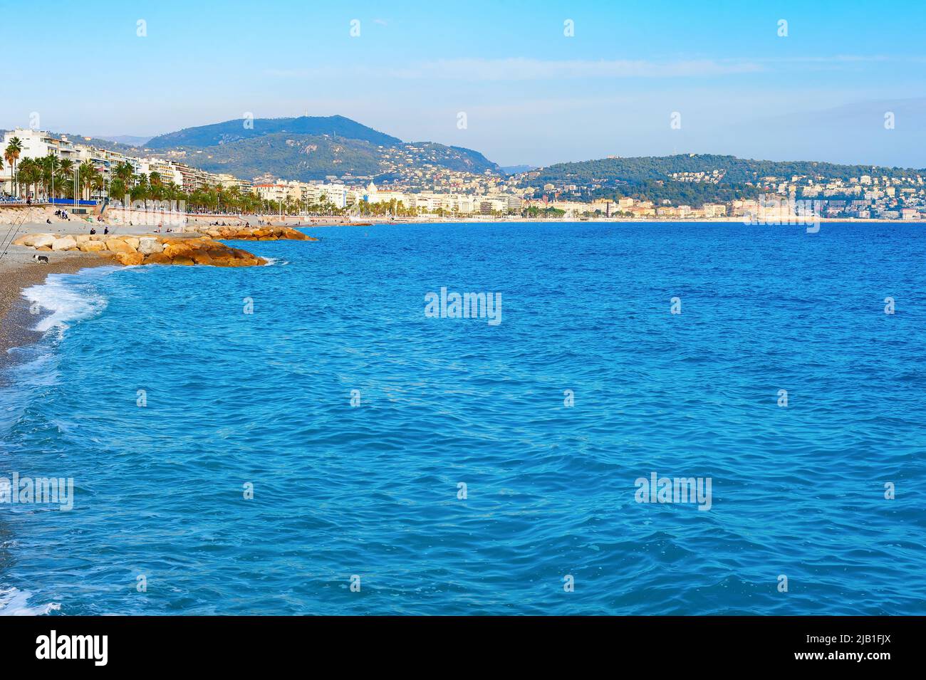 Paisaje marino con playa y paisaje urbano costero, Niza, Francia Foto de stock