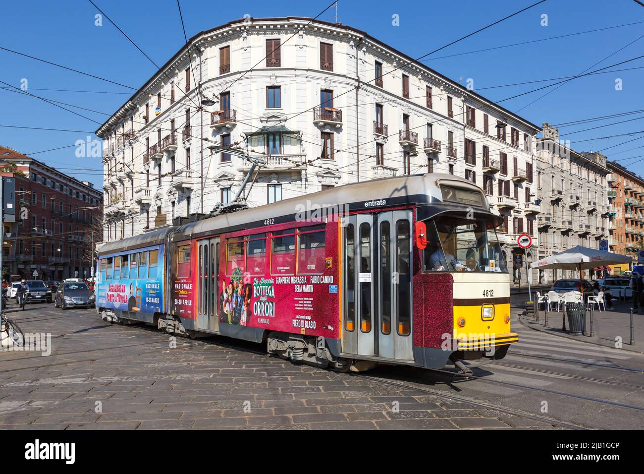 Milán, Italia - 23 de marzo de 2022: Tranvía Milano transporte público tráfico de tránsito en la estación Stazione Genova en Milán, Italia. Foto de stock
