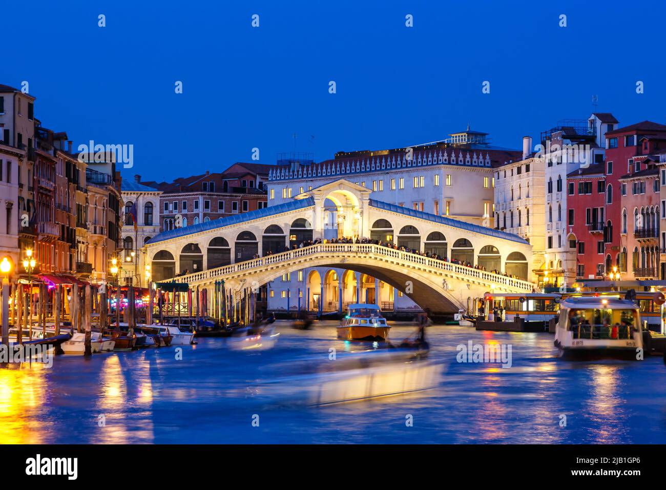 Venecia Puente Rialto sobre Canal Grande con telecabina viajes vacaciones vacaciones ciudad de Italia Foto de stock