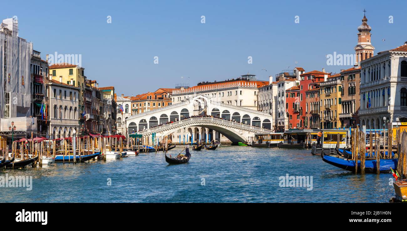 Venecia Puente de Rialto sobre Canal Grande con telecabina viajar vacaciones ciudad ciudad ciudad vista panorámica en Italia Foto de stock