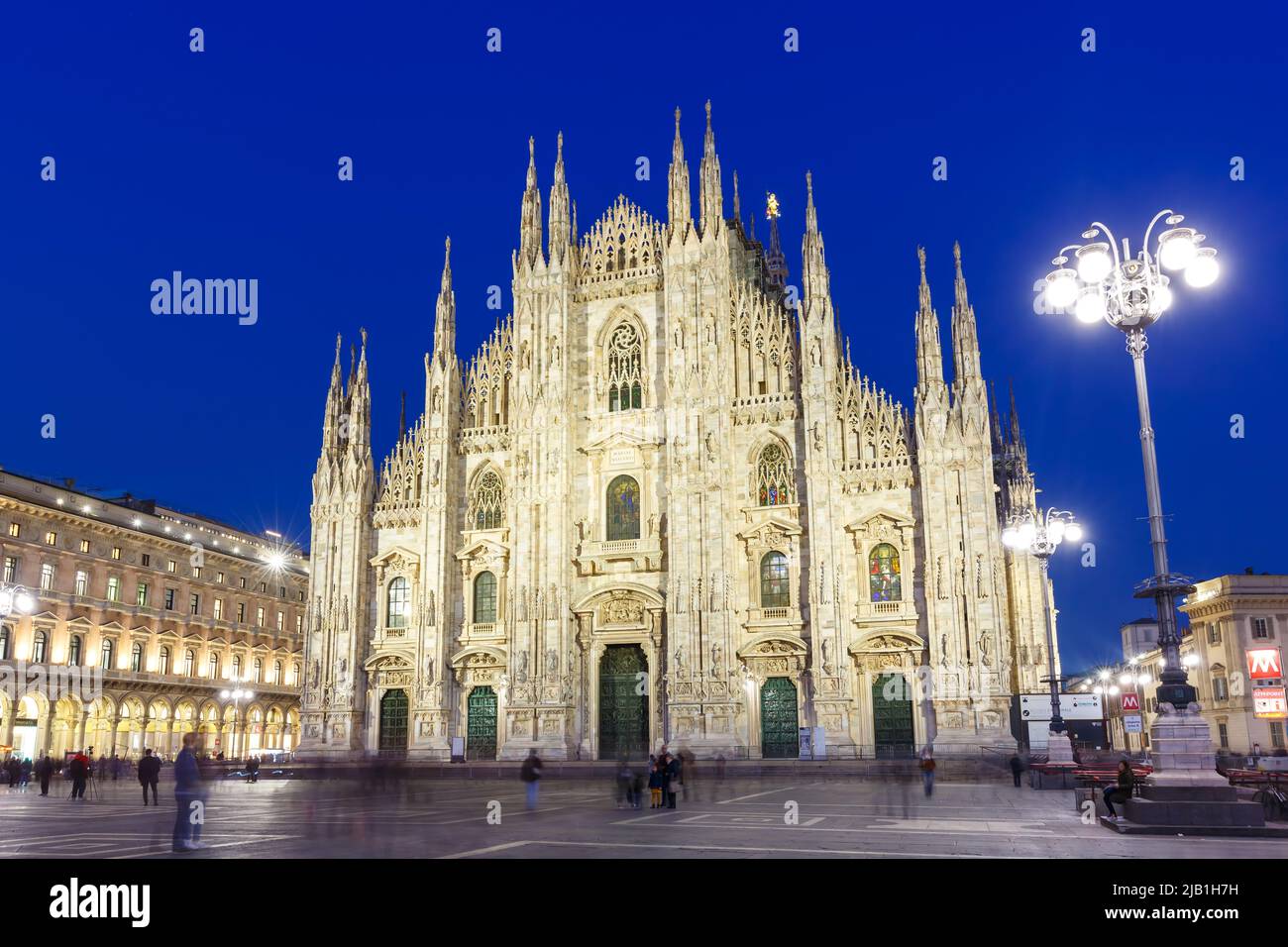 Catedral de Milán Duomo di Milano iglesia viajar vacaciones ciudad ciudad de vacaciones en el crepúsculo en Italia Foto de stock