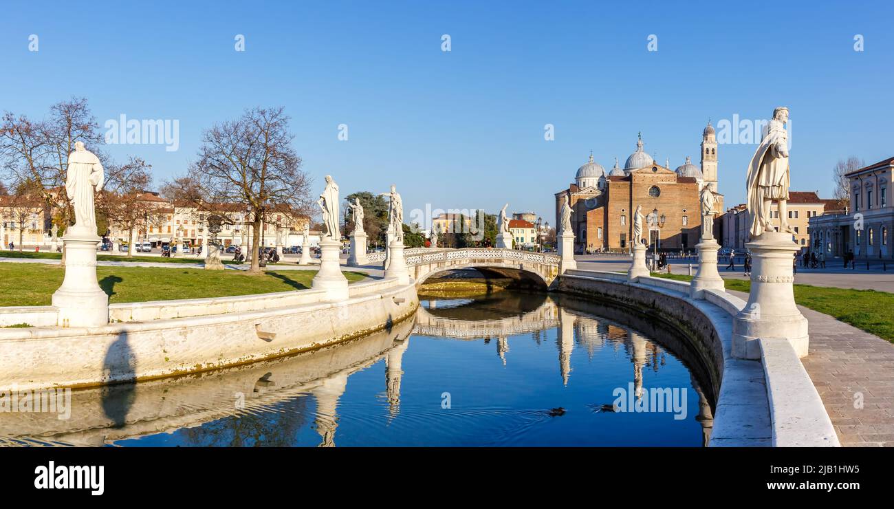 Padua Padova Prato Della Valle plaza con estatuas viajes vacaciones vacaciones ciudad panorama en Italia Foto de stock