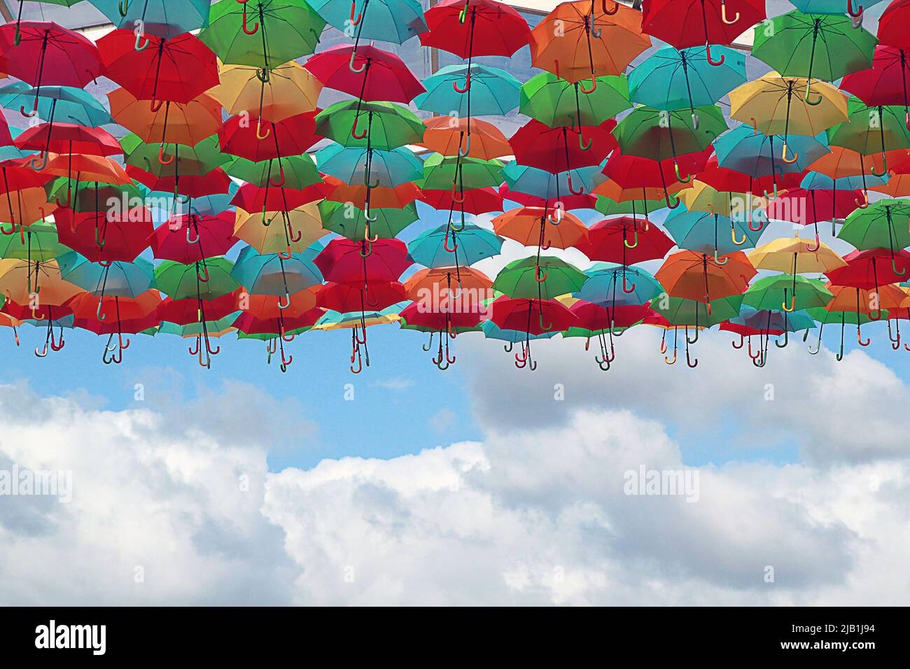 Haga lo mejor de un día lluvioso en Agueda - Portugal, ya que las sombrillas son arte Foto de stock