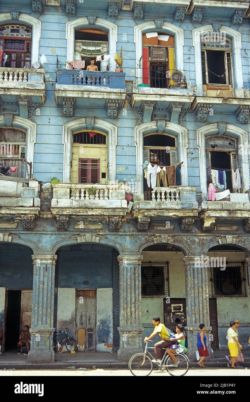 Fachada de la casa con lavadero de outhanging, casa de apartamentos en la ciudad vieja, La Habana, Cuba, Caribe Foto de stock