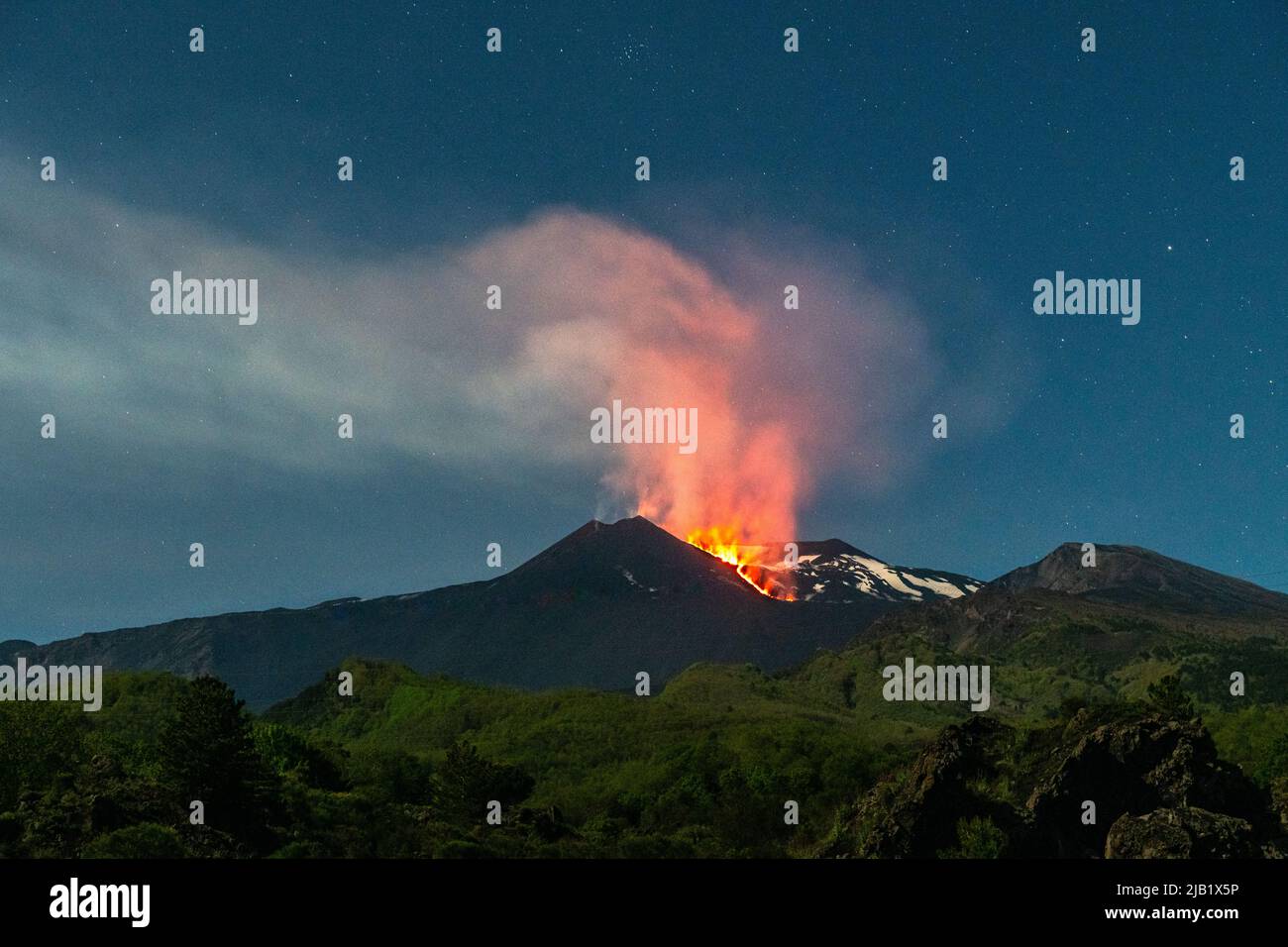 Lava que fluye desde el cráter sudeste del Monte Etna, Sicilia, Italia, vista de noche. Una nueva fisura se abrió en este cráter a principios de mayo de 2022 y ha estado continuamente activa desde entonces. El Etna (3357m) es uno de los volcanes más activos del mundo y el más alto de Europa Foto de stock