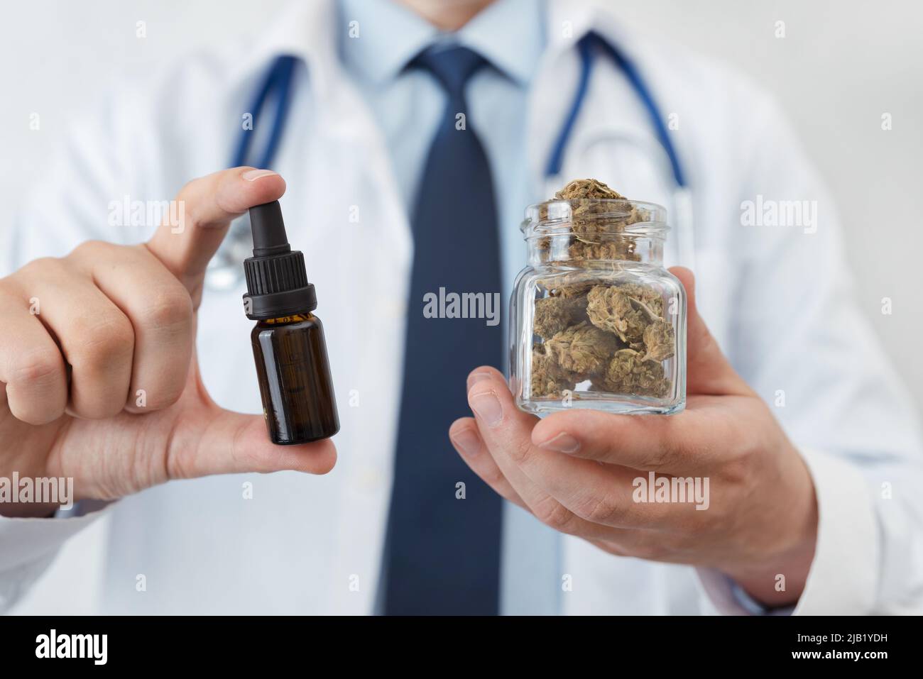 Doctor con cáñamo de cannabis y aceite. Clínica médica con tratamiento neurológico moderno Foto de stock