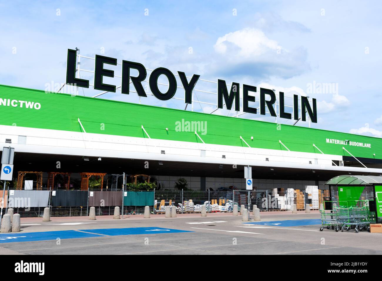 Wroclaw, Polonia - 29 DE MAYO de 2022: Logotipo y signo de Leroy Merlin a la entrada del hipermercado Foto de stock