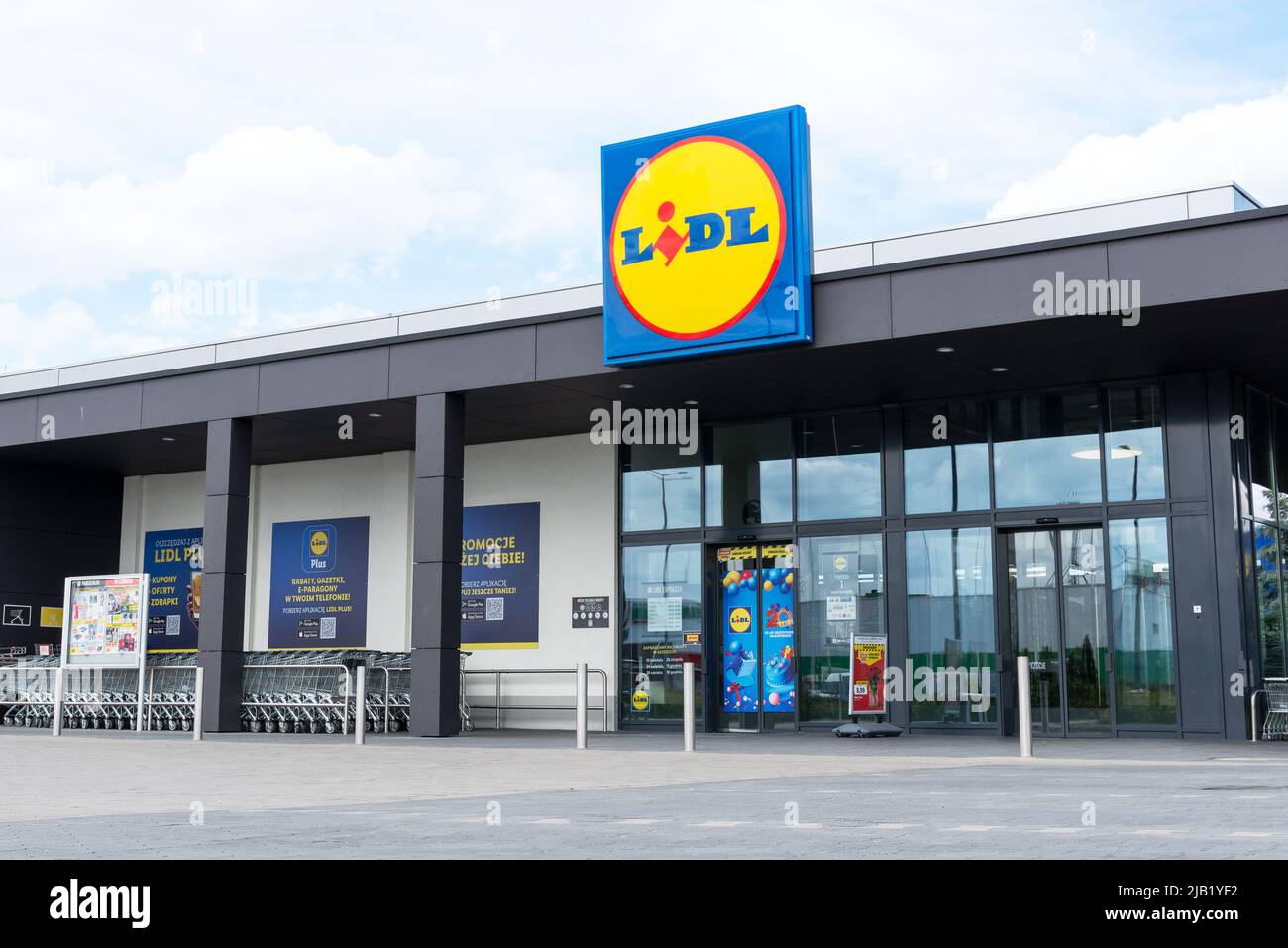 Wroclaw, Polonia - 29 DE MAYO de 2022: Supermercado LIDL en Polonia. Lidl es una cadena alemana de supermercados de descuento global Foto de stock