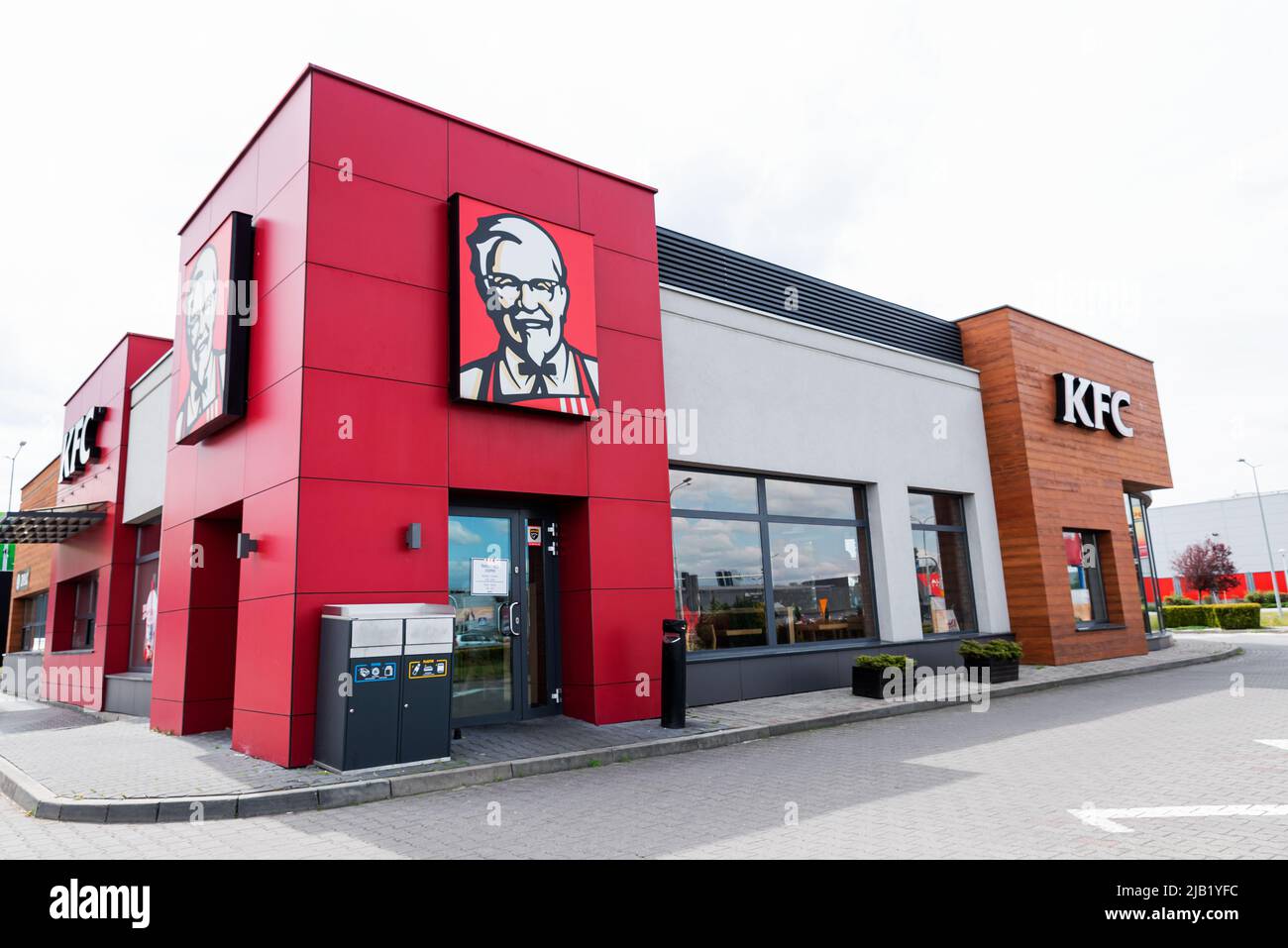 Wroclaw, Polonia - 29 DE MAYO de 2022: Logotipo de KFC en la entrada de su restaurante. KFC es una cadena americana de restaurantes de comida rápida Foto de stock