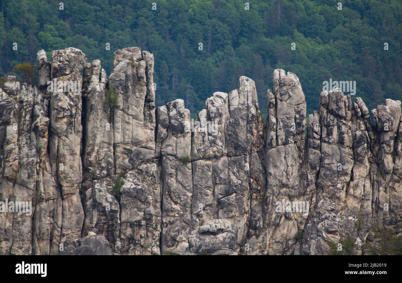 Rocas de piedra arenisca checa en el paraíso bohemio con forma de viento, agua, heladas, erosión y humanos en formas únicas. Foto de stock