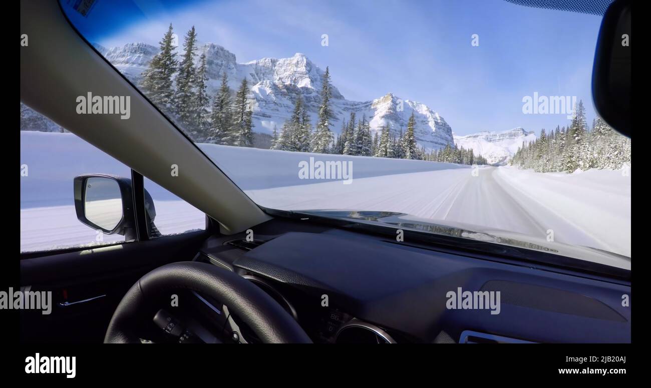 Imagen de la vista del paisaje nevado desde el coche Foto de stock