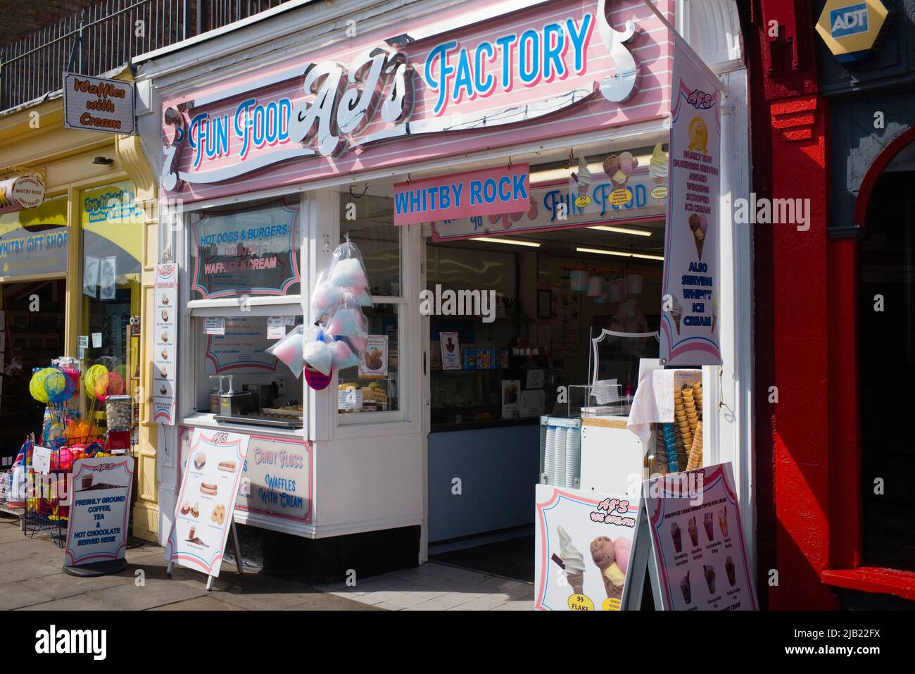 Whitby rock y tienda de comida rápida en la carretera West Pier Foto de stock