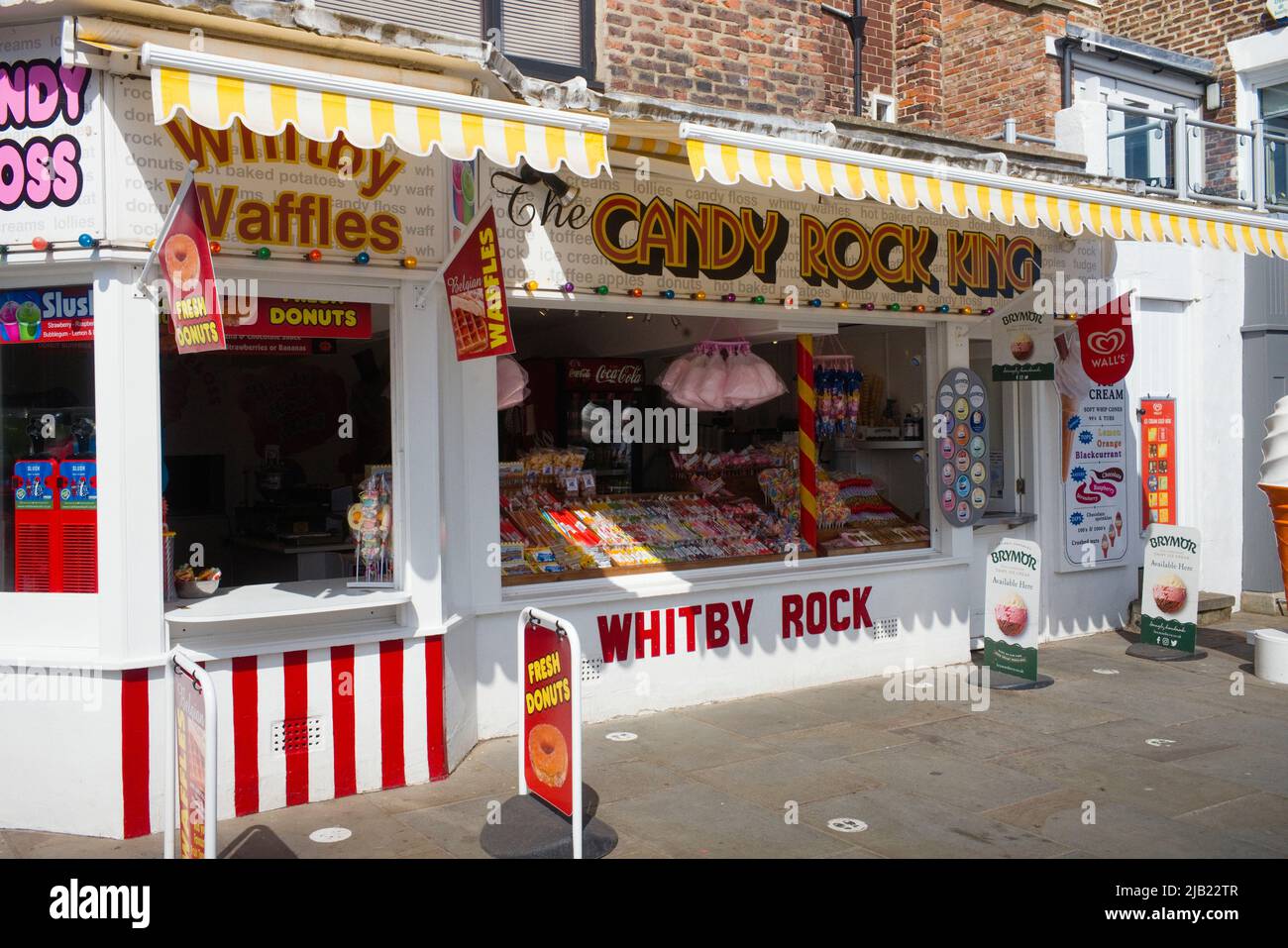 Whitby rock and sweet shop en el West Pier, North Yorkshire Foto de stock