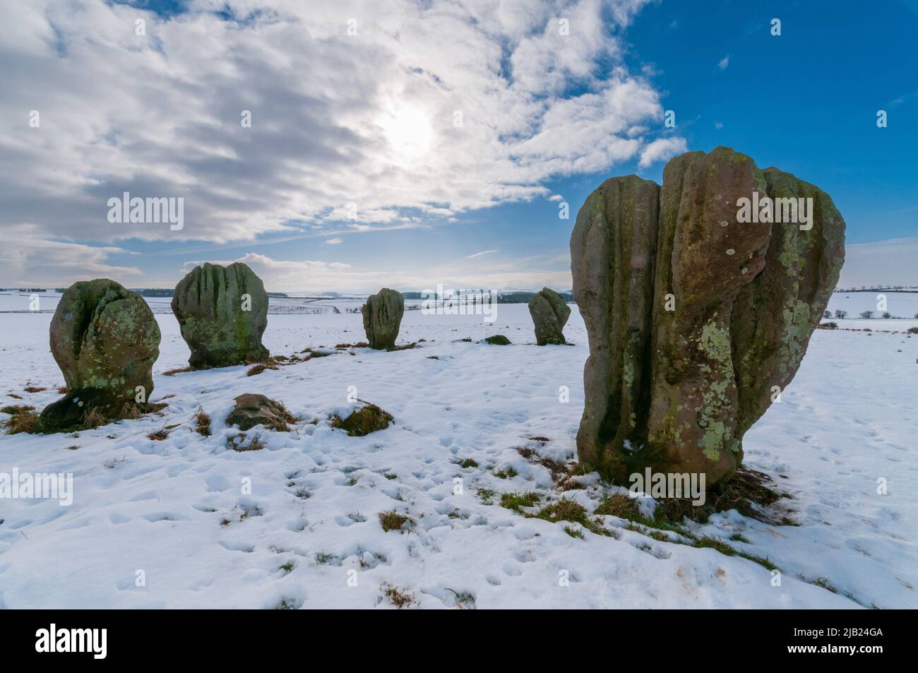 El círculo de piedra en pie cerca de Duddo en Northumberland Norte. Este sitio neolitihic es raramente visitado. Los nombres locales de "las mujeres" podrían referirse a sus Foto de stock