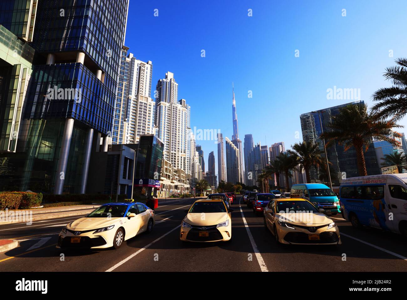 Dubai, Verkehr, Wolkenkratzer, , moderne Architektur, Atemberaubende Aussicht auf die Skyline mit Hochhäuser, Auto, Transporte en den Straßen en Dubai Foto de stock